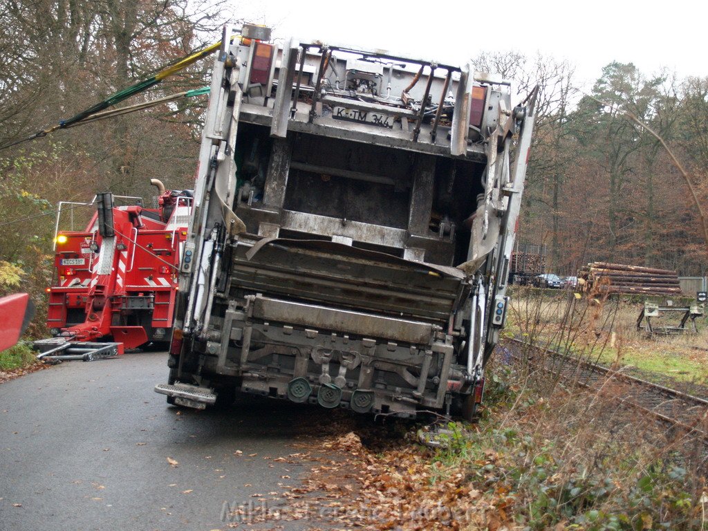 Muellwagen droht zu kippen Koeln Koenigsforst Baumschulweg  P31.JPG